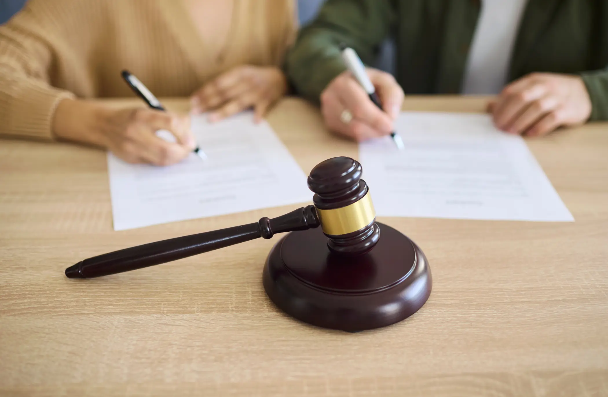 couple signing separation with experienced bellevue divorce lawyer
